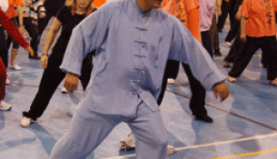 Unhas oitenta persoas coñecen no Multiusos Fontes do Sar o QiGong da man do prestixioso profesor Yu Dinghai
