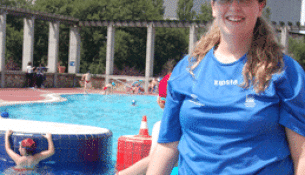ARTIGO. “A natación favorece o desenvolvemento integral do neno”. Por Raquel Leis, instructora.