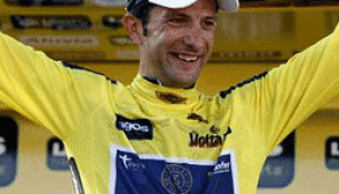 O catro veces campión na Volta a Portugal, David Blanco, participou no Multiusos nunha clase de FitBike.