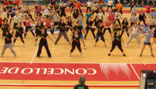 O xoves ven á clase extraordinaria de Zumba na sala 13 do Multiusos!