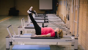 Clases de Pilates Reformer de acceso gratuíto para abonados