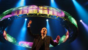 Case 9.000 persoas asistiron ao concerto que Miguel Bosé ofreceu no Multiusos Fontes do Sar no 20 aniversario de Cadena Dial