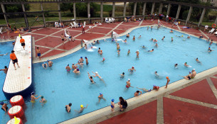 Goza do verán nas piscinas de verán Fontes do Sar