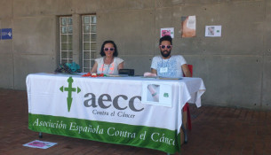 La AECC visita las piscinas de Sar para informar sobre el cáncer de piel